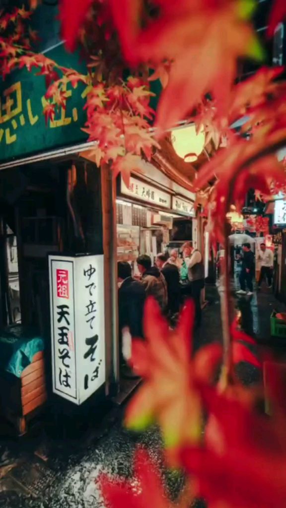 Autumn has arrived at Tokyo's Omoide Yokocho  : @yu_graph_
---- 
Omoide Yokoch...