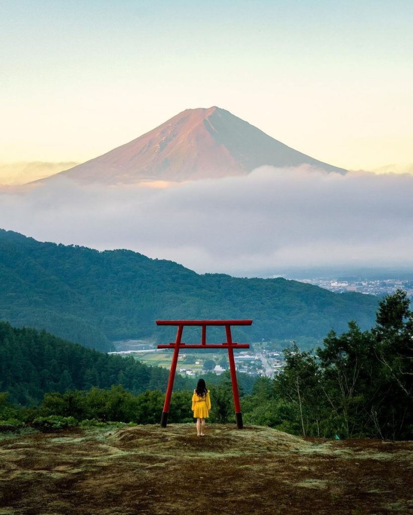 Have you ever seen a red-tinted Mt. Fuji?
The view from Kawaguchi Asama Shrine, ...