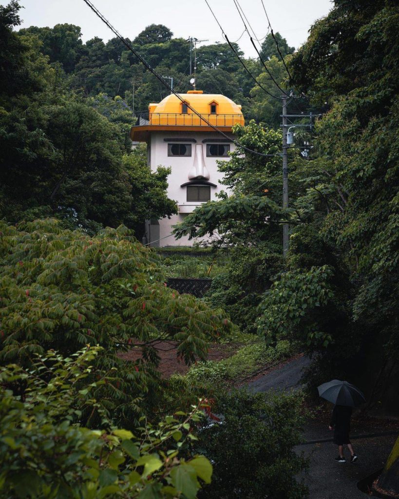 Does anyone else really enjoy quirky architecture?  This unique house can be fou...