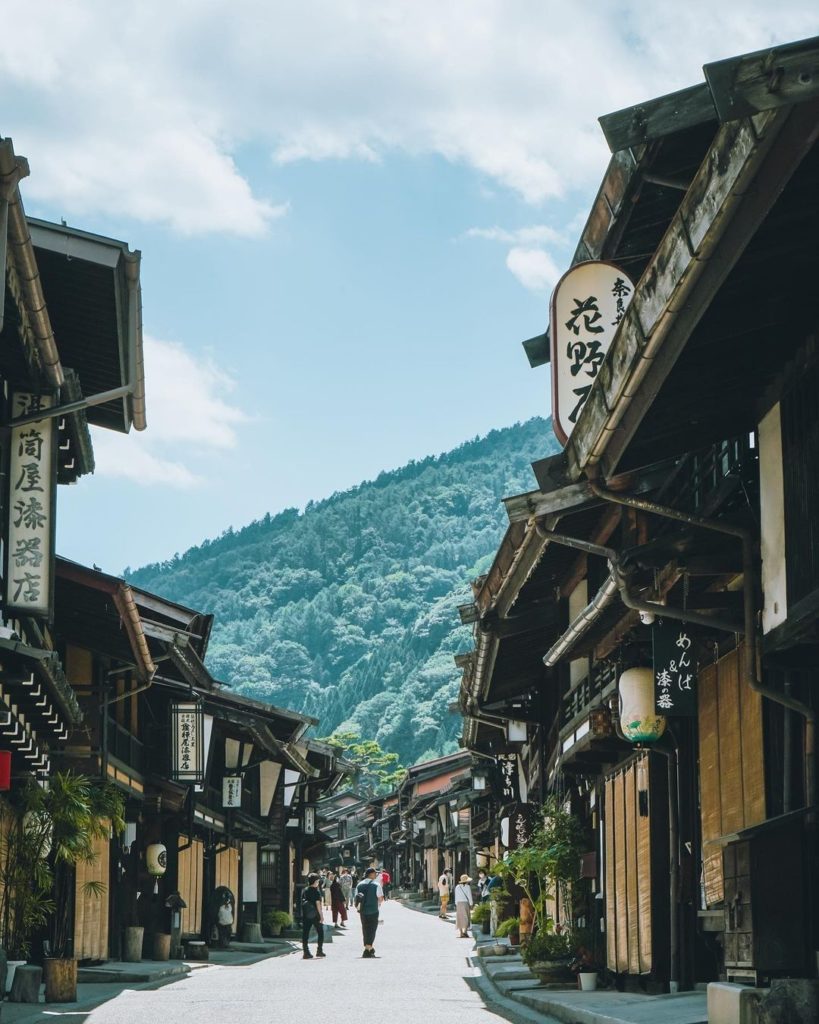 Have you ever walked through such a scenic small Japanese town before?
This wond...