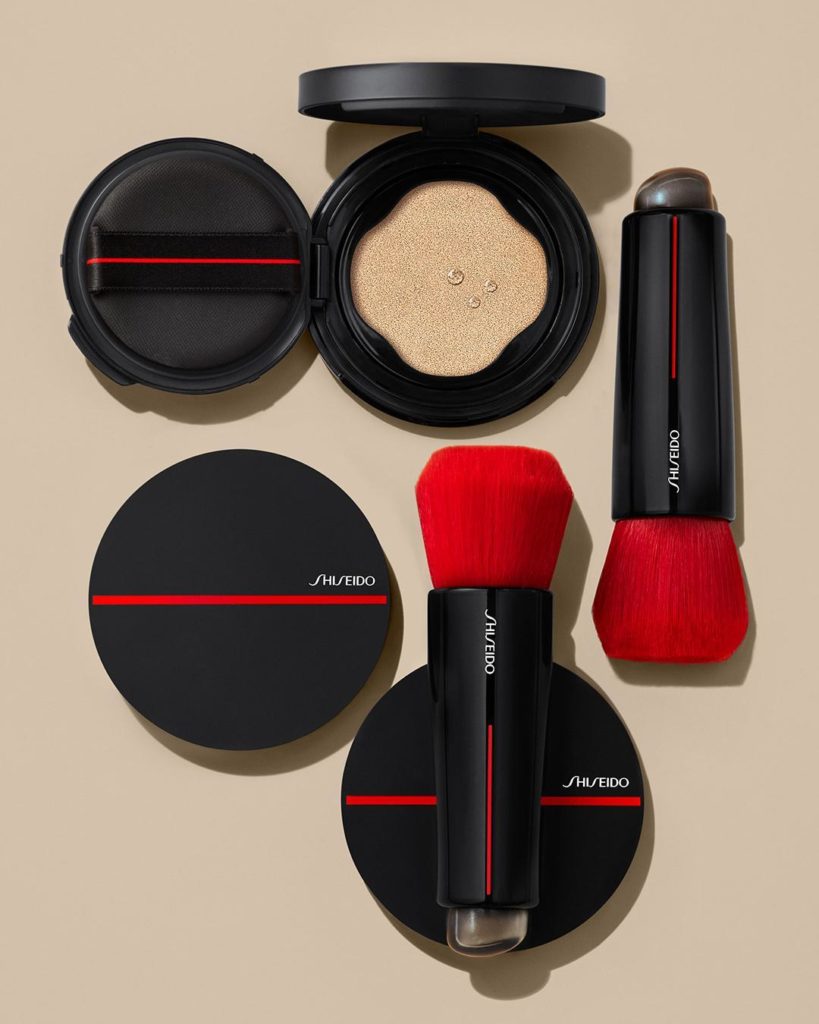 Meet two mess-free ways to apply our SYNCHRO SKIN SELF-REFRESHING Cushion Compac...