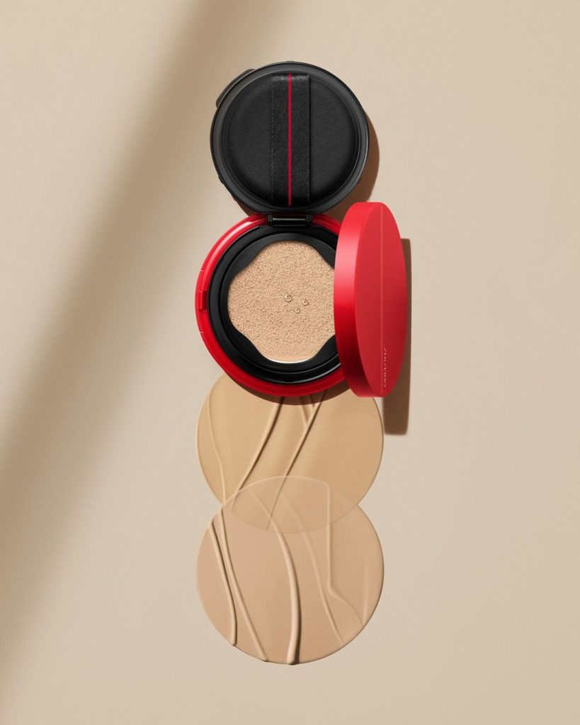 Layer weightlessly. Our SYNCHRO SKIN Glow Cushion Compact looks and feels like a...