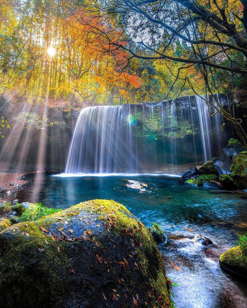 What a magical destination for some autumn color! Kumamoto's Nabegataki Falls is...