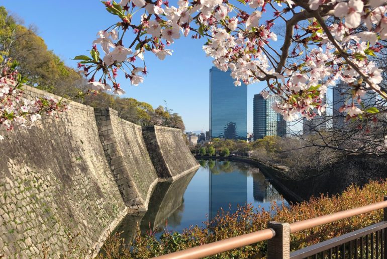 Osaka TennojiKu the pretty stone. What is it written ? Alo Japan