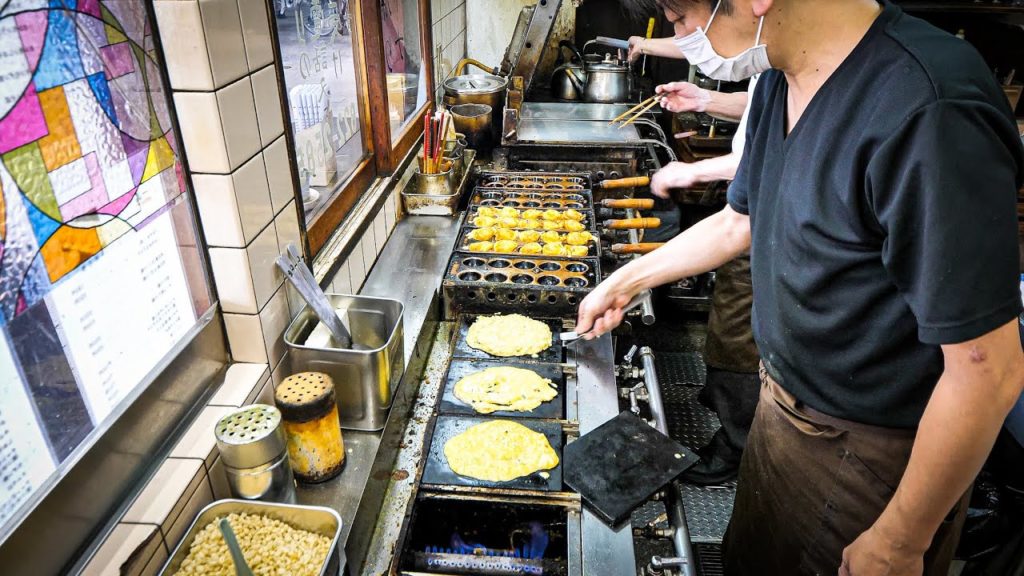 何この鉄板?!高速提供を可能にした想像の斜め上を行く老舗お好み焼き店に密着丨Super Speed Okonomiyaki Cooking in Kobe 何この鉄板?!高速提供を可能にした想像の斜め上を行く老舗お好み焼き店に密着丨Super Speed Okonomiyaki Cooking in Kobe