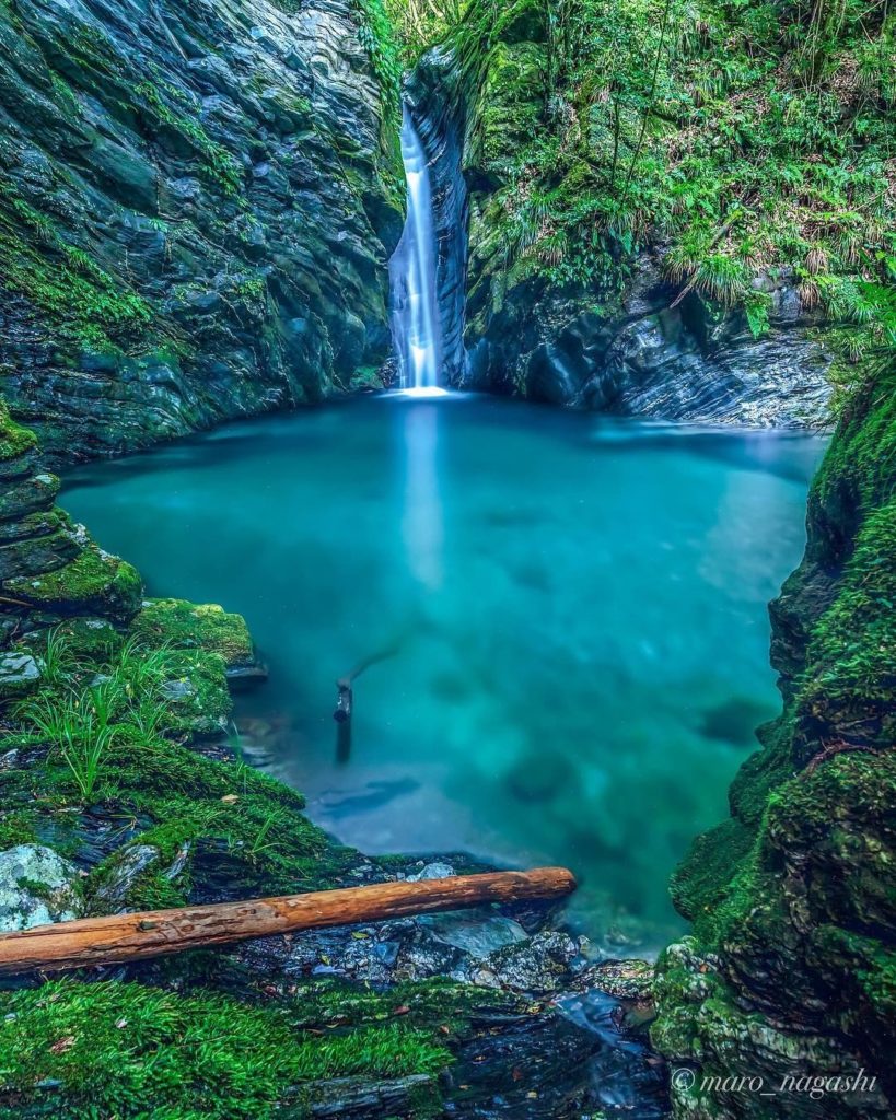 What can you see in the pool?
The Mitaru Gongen Waterfall from Kochi Prefecture ...