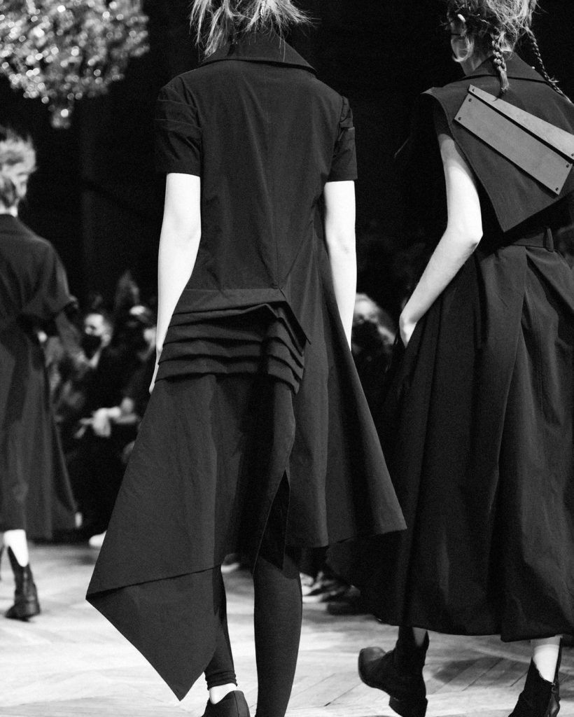 Yohji Yamamoto Spring/Summer 2022 show 

Photo by @elise_toide 

Hair by @eugene...