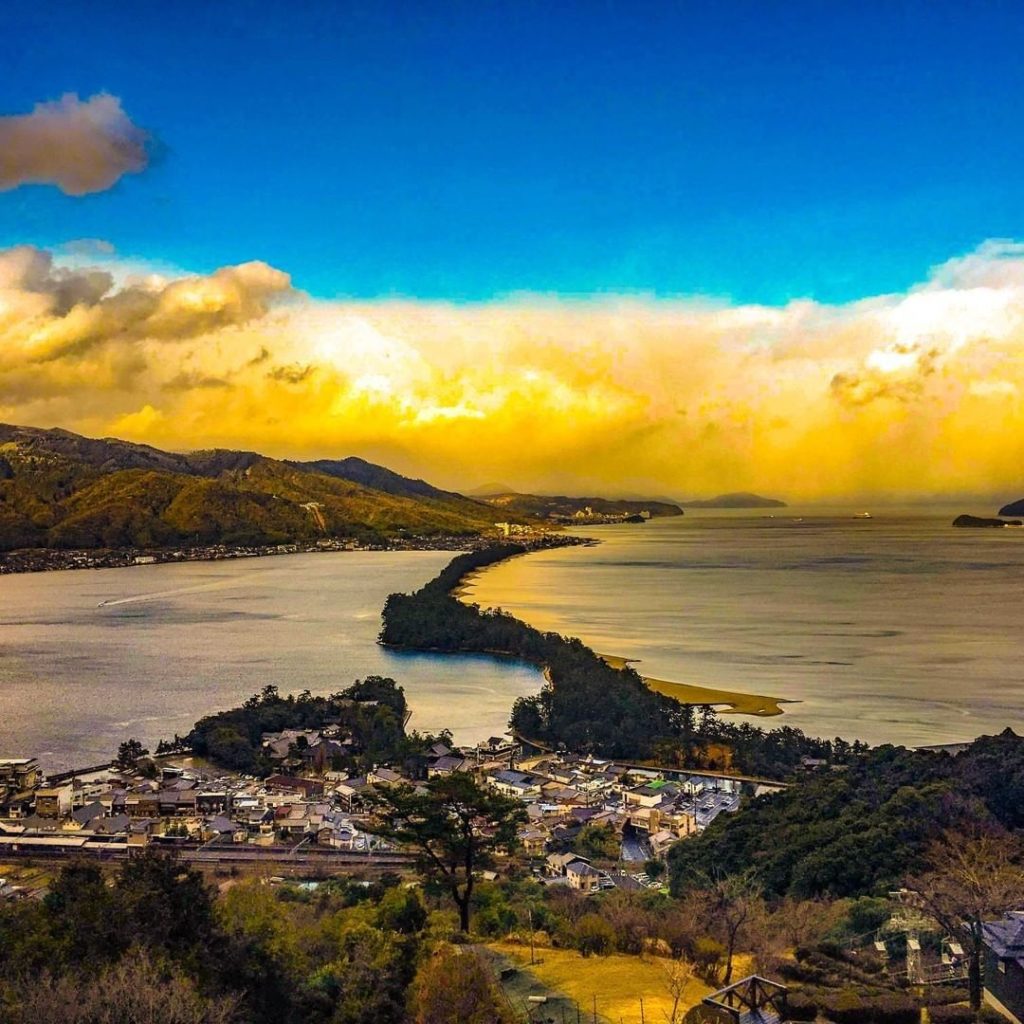 Shall we go paddling, walking or riding a bike?
This view of the Amanohashidate ...