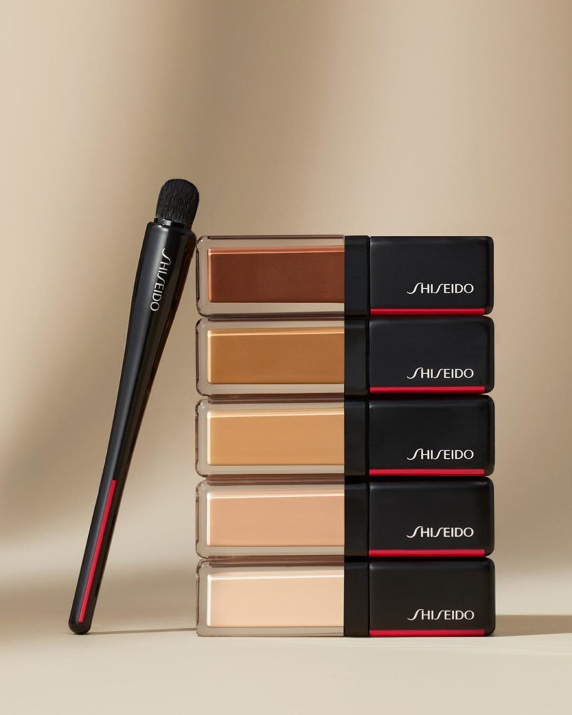 Hit the spot. Apply SYNCHRO SKIN SELF-REFRESHING Concealer using the TSUTSU FUDE...