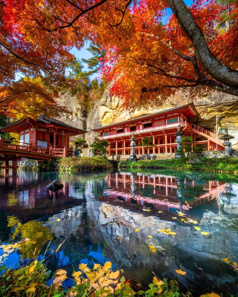 This autumn scene at Takkoku no Iwaya Temple looks just like a painting!  Locate...