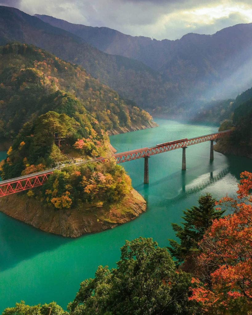 .
まるで湖に浮かんでいるかのような秘境駅 #奥大井湖上駅 
色づきはじめた木々に、秋の足音が聞こえてきませんか？
#UncommonOctober  The ...
