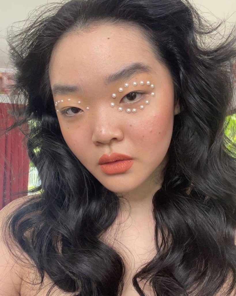 SHISEIDO: File under: eye-catching accents. Makeup artist @aclairebeauty used SYNCHRO SKIN… File under: eye-catching accents. Makeup artist @aclairebeauty used SYNCHRO SKIN...