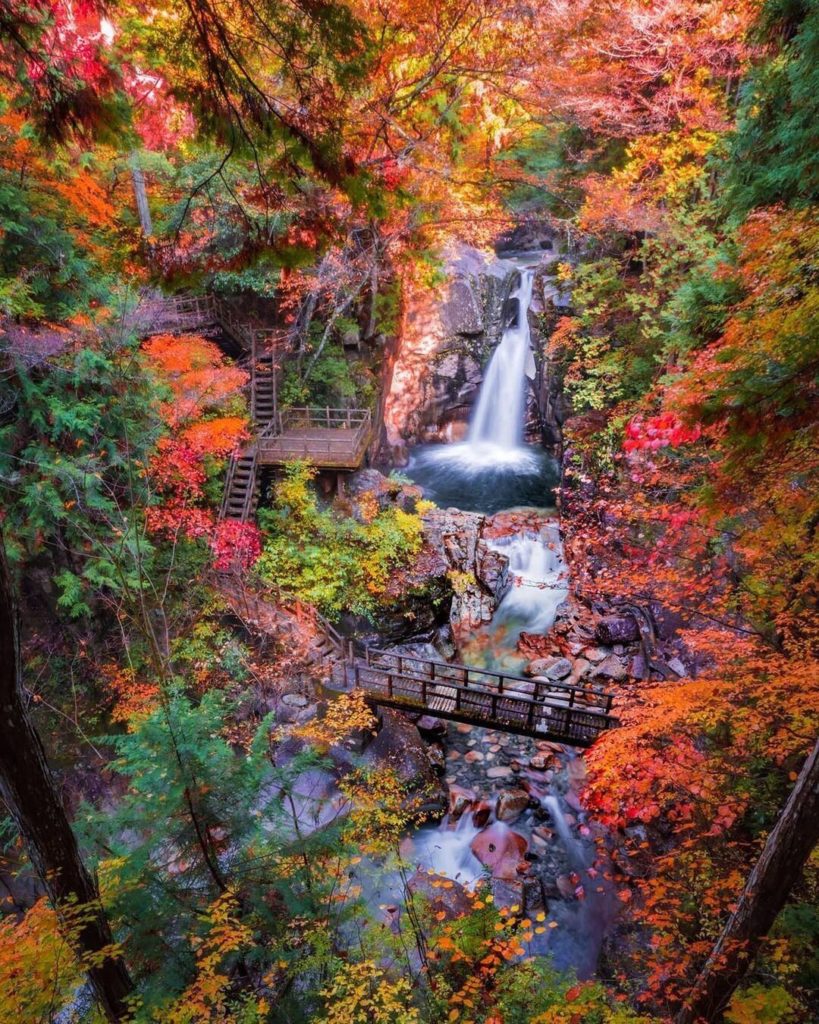 Visit Japan: The water of Ryujin-no-Taki Falls is so clear that its color changes seven times… The water of Ryujin-no-Taki Falls is so clear that its color changes seven times...