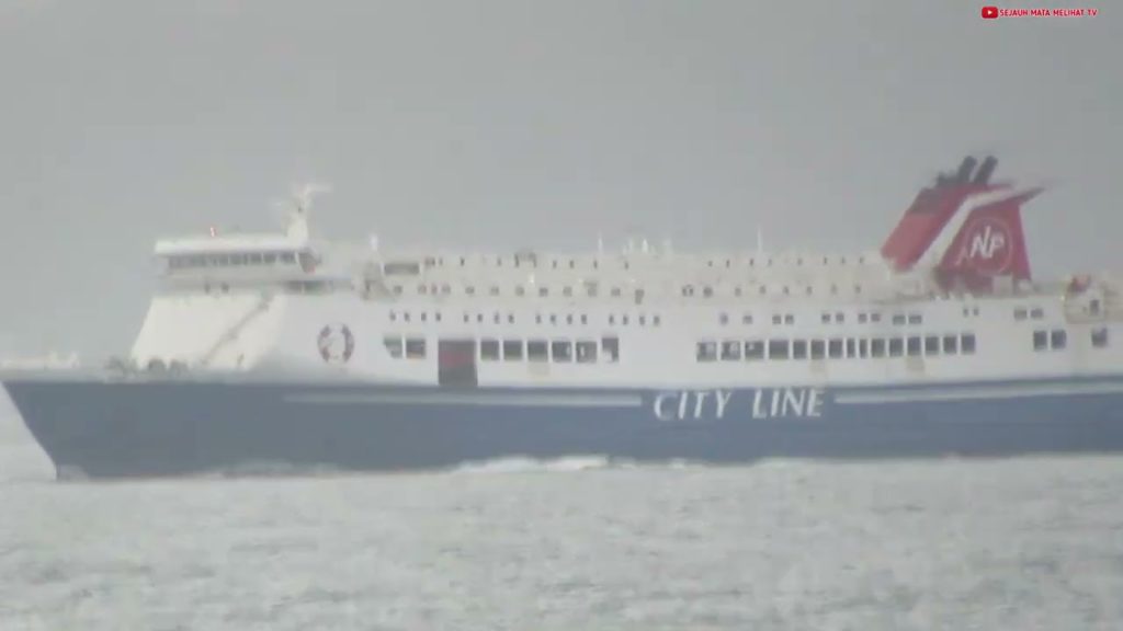 Kapal KM Mutiara Sentosa III melintasi Selat Lombok ditengah cuaca hujan dan kabut Kapal KM Mutiara Sentosa III melintasi Selat Lombok ditengah cuaca hujan dan kabut