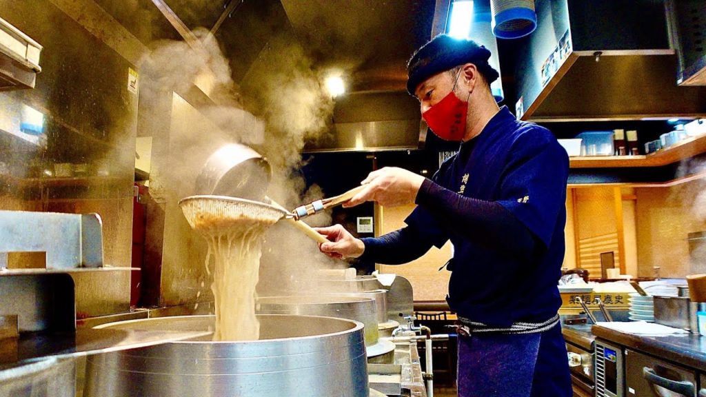 【夜中の閲覧注意】これが博多の元祖泡系とんこつラーメン発祥の店だ！｜Making of Creamy Ramen｜福岡 グルメ ラーメン