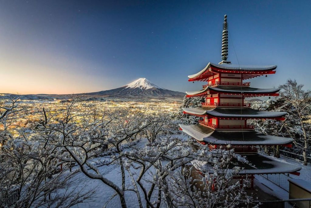 .
富士山を望む人気スポット #新倉山浅間公園 
冬の澄んだ景色とあたたかい街の光に癒やされます
#WorldlyNovember  Arakurayama S...