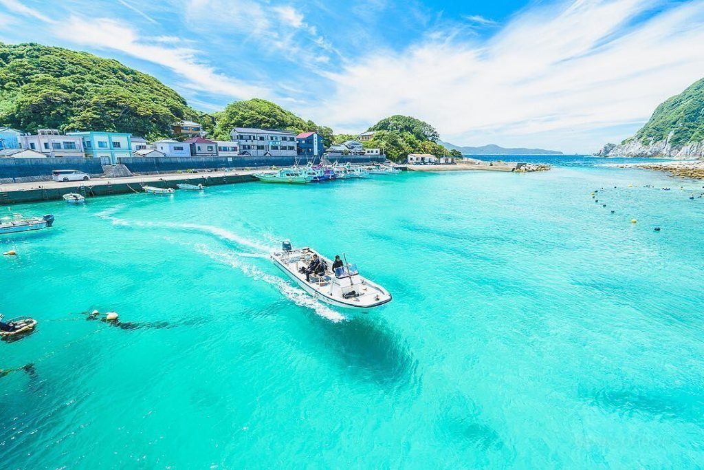 Visit Japan: The waters surrounding Kashiwa Island in Kochi Prefecture are so clear that boat… The waters surrounding Kashiwa Island in Kochi Prefecture are so clear that boat...