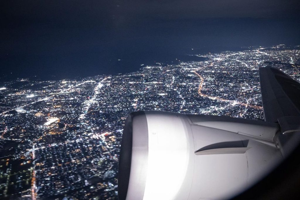 .
#機窓 から外を眺めてみると…
最高のイルミネーションが現れます
#WorldlyNovember  Looking out the window the ...