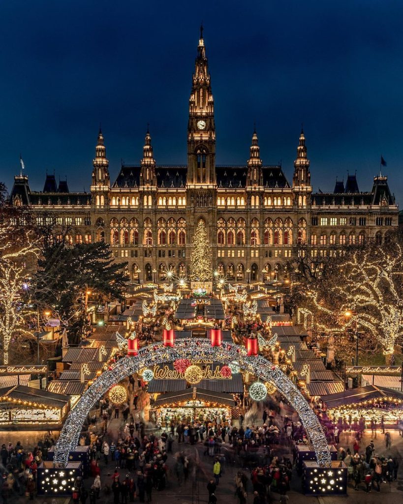 .
華やかなウィーンの #クリスマスマーケット 
煌めくイルミネーションに心が躍ります
#WorldlyNovember  The bustling Vienn...