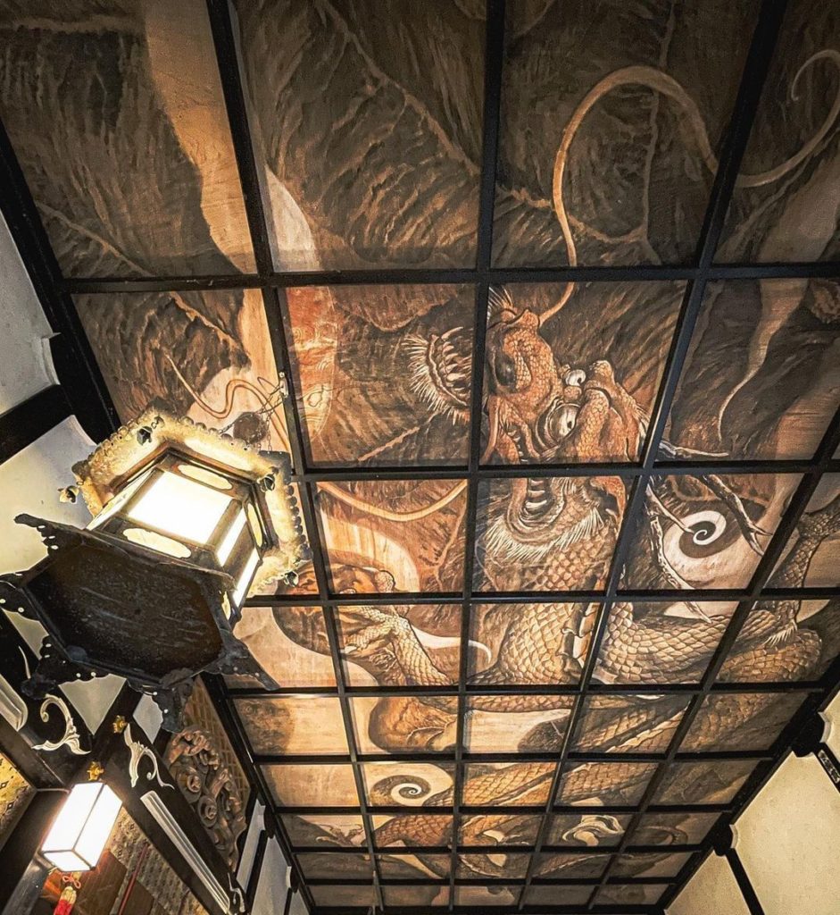 Who is that gazing down at you?
When exploring Oiwa Shrine in Ibaraki Prefecture...