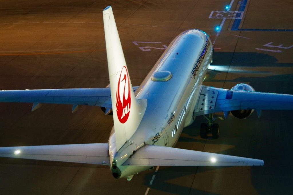 .
尾翼に明かりを灯した #ボーイング737 
那覇空港ならではのアングルです
#WorldlyNovember  A Boeing 737 with its ...