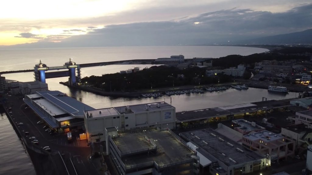 夜の沼津港びゅうお（青＋オレンジ）【ドローン動画】