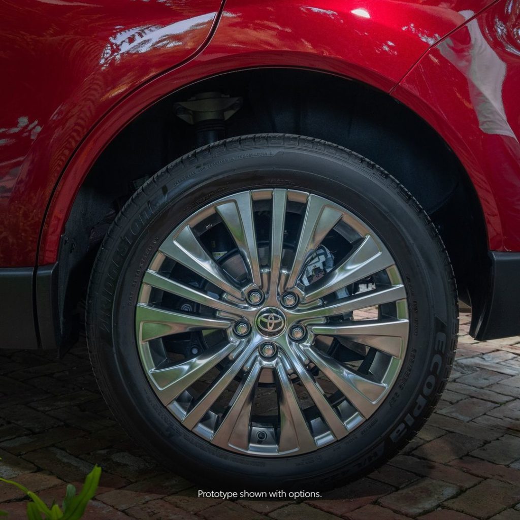 The Toyota #Venza is here to raise the bar for the SUVs. #VayamosJuntos...