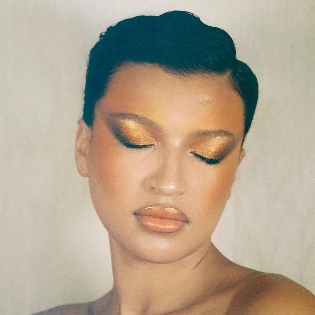 Strike beauty gold like @leo.chaparro with SYNCHRO SKIN RADIANT LIFTING Foundati...