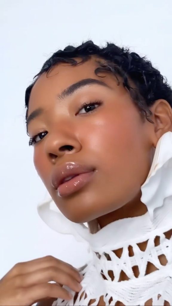 The possibilities are endless with SYNCHRO SKIN RADIANT LIFTING Foundation. To c...