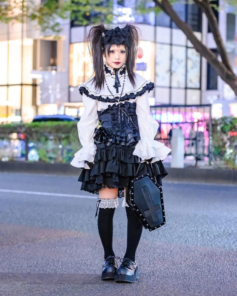 Japanese gothic lolita and visual kei fan Yukachin (@yukachindayo21) on the stre...