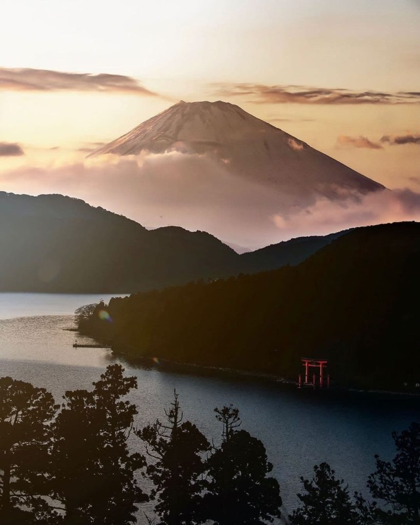 10 Torii arches with stunning views 

Locations & photographers:

Hakone Shrine,...