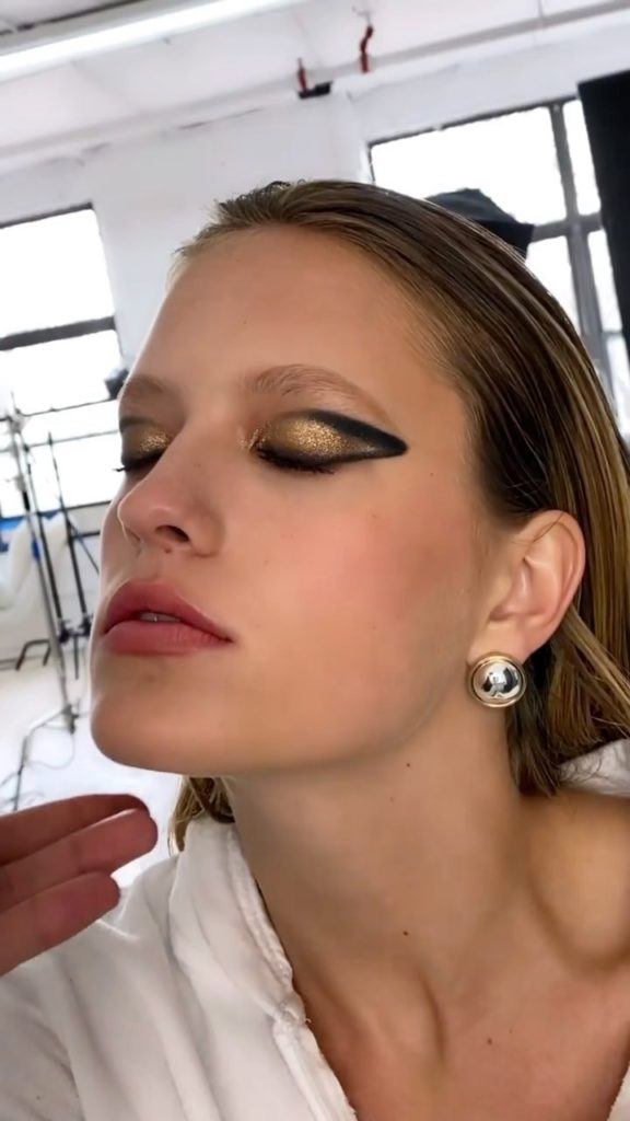 Wing it like @kevincheahmakeup, who created this graphic shape on @kat_carter__ ...