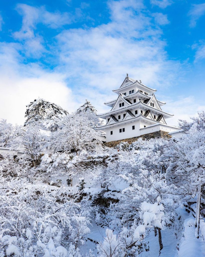 .
日本最古の木造再建城 #郡上八幡城 
白く雪化粧したお城と青空のコントラストが美しい
#DramaticDecember  Gujo Hachiman Ca...
