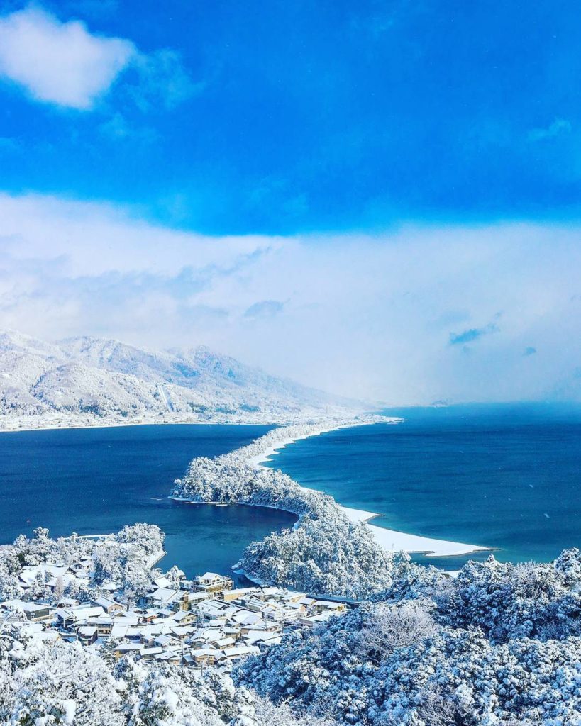 .
「幻雪の飛龍観」と呼ばれる #天橋立 の雪景色
夏とは違う表情を見せる冬の景色も一度は見てみたいですね
#DramaticDecember  The sno...