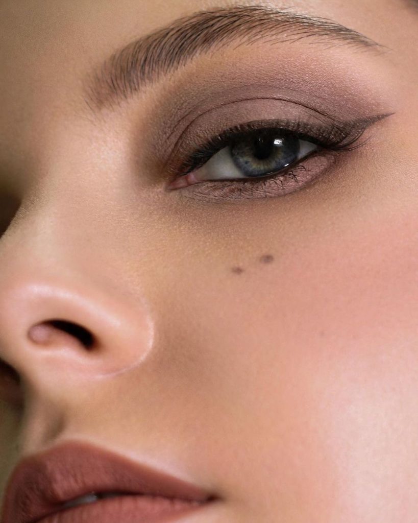 Make a statement with subtle neutrals like @moroz_makeupart by using SYNCHRO SKI...