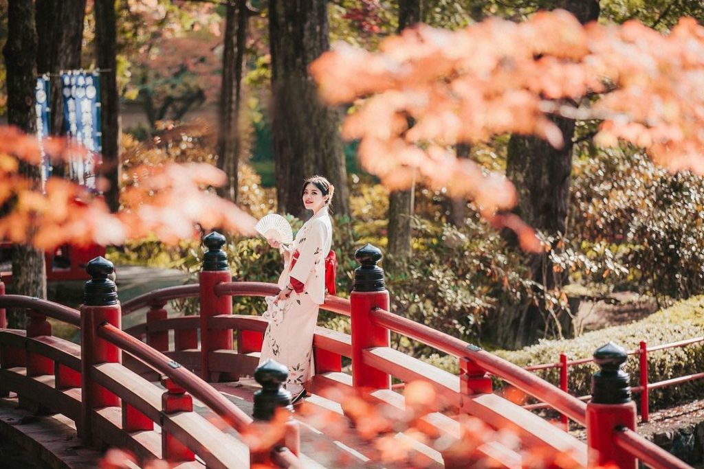 As autumn comes to Koyasan in Wakayama, the crimson temple architecture is accen...