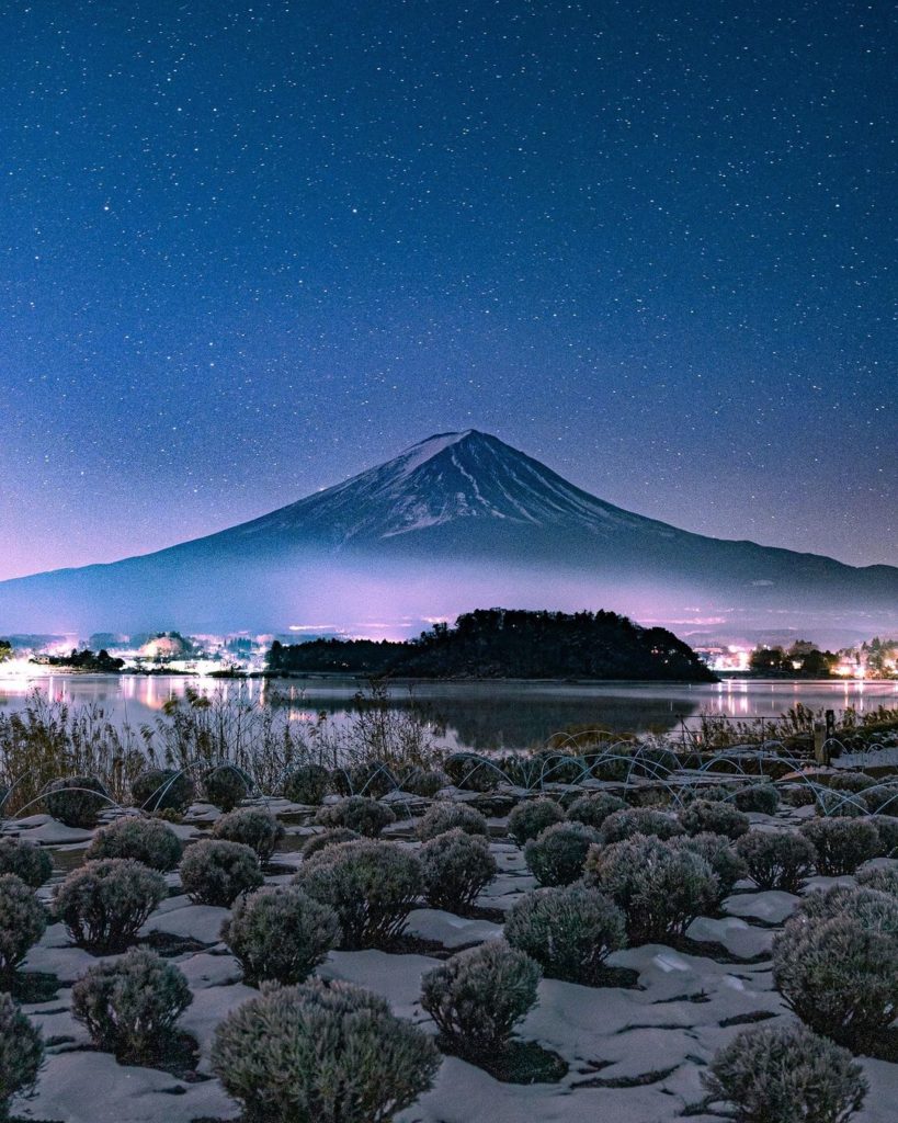 .
湖面の静けさと冬の澄んだ星空が
#富士山 の魅力を引き立たせます
#DramaticDecember  The quiet lake surface and...