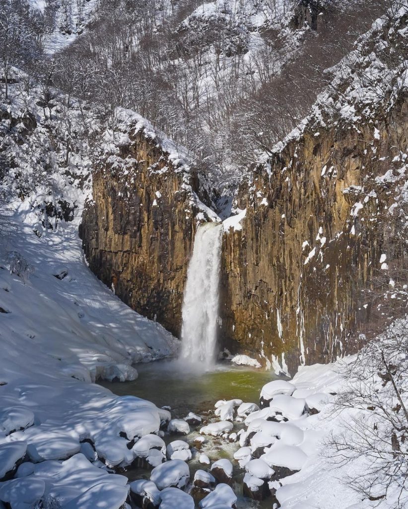 Isn't this a wonderful winter waterfall?
The water at Naena Falls from Niigata P...