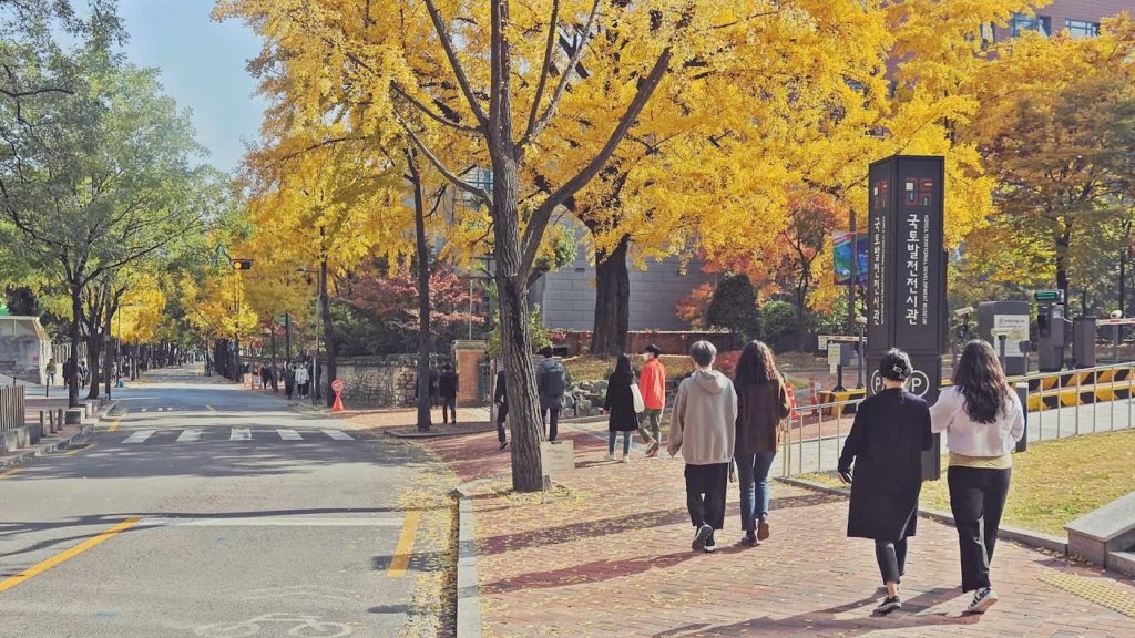 [4K] Colorful Seoul Walk - Gyeonghuigung, Donuimun Museum Village, Deoksugung Stonewall & Palace