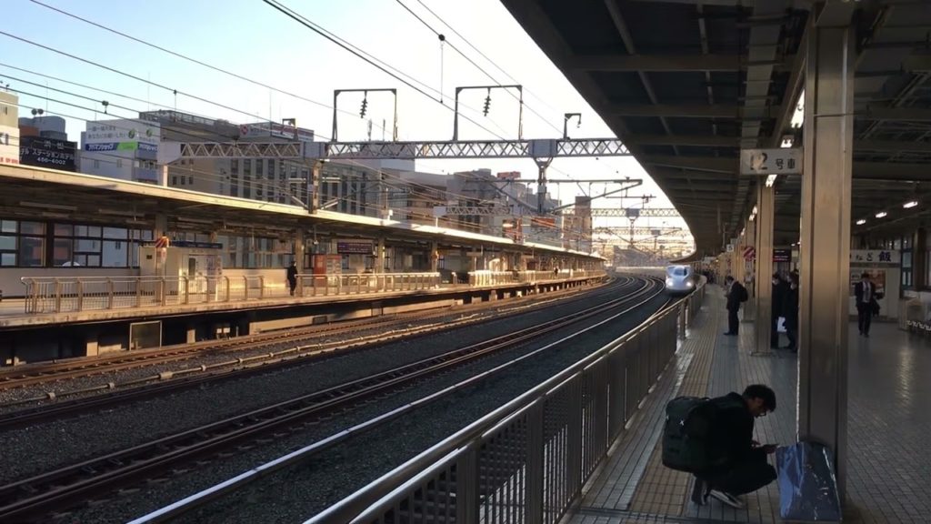 Getting on the Shinkansen headed for a sales presentation.  新幹線乗る所