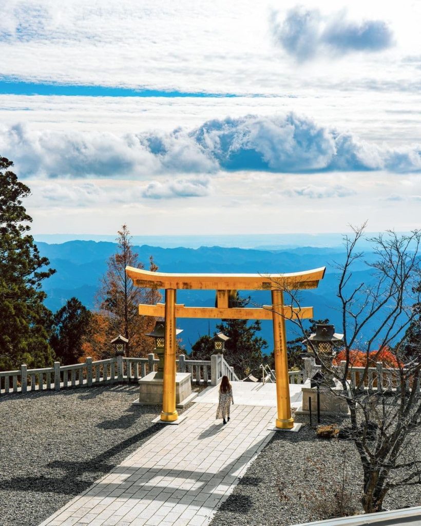 Japan Travel: You’ll find a gold torii arch and a golden view at Shizuoka’s Akihasan Hongu Aki… You'll find a gold torii arch and a golden view at Shizuoka's Akihasan Hongu Aki...