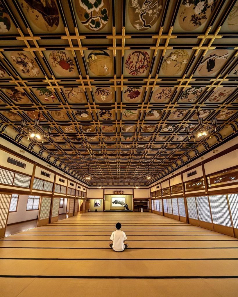 How many ceiling paintings do you think there are? 
Visitors to Eiheiji Temple i...