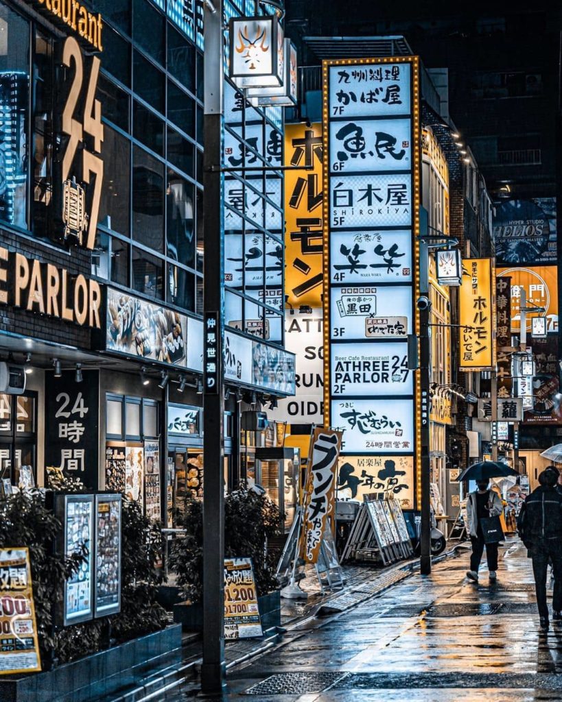 Golden tones on the streets of Shinjuku   : @mmelonpan
-----
Shinjuku, #Tokyo
...