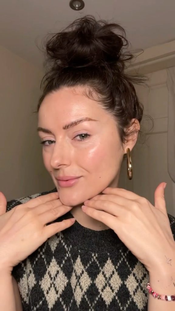 @katiejanehughes shares her top tips for no-makeup makeup. To get the full look,...