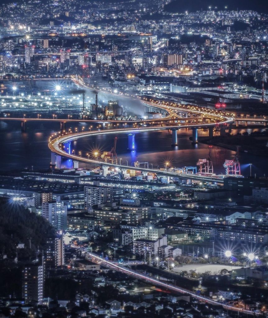 Visit Japan: How about a drive through this nighttime metropolis?
Snaking through the middle… How about a drive through this nighttime metropolis?
Snaking through the middle...