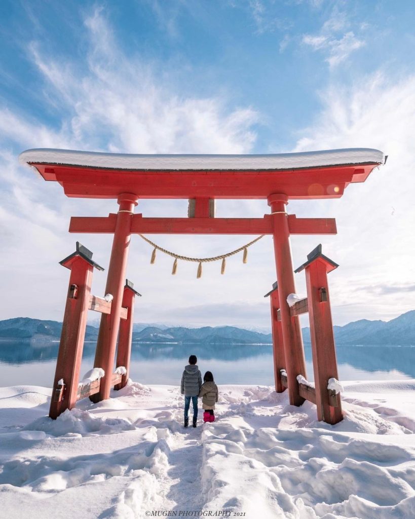 What a snowy scene! 
This grand Torii Gate stands in front of Lake Tazawa in Aki...