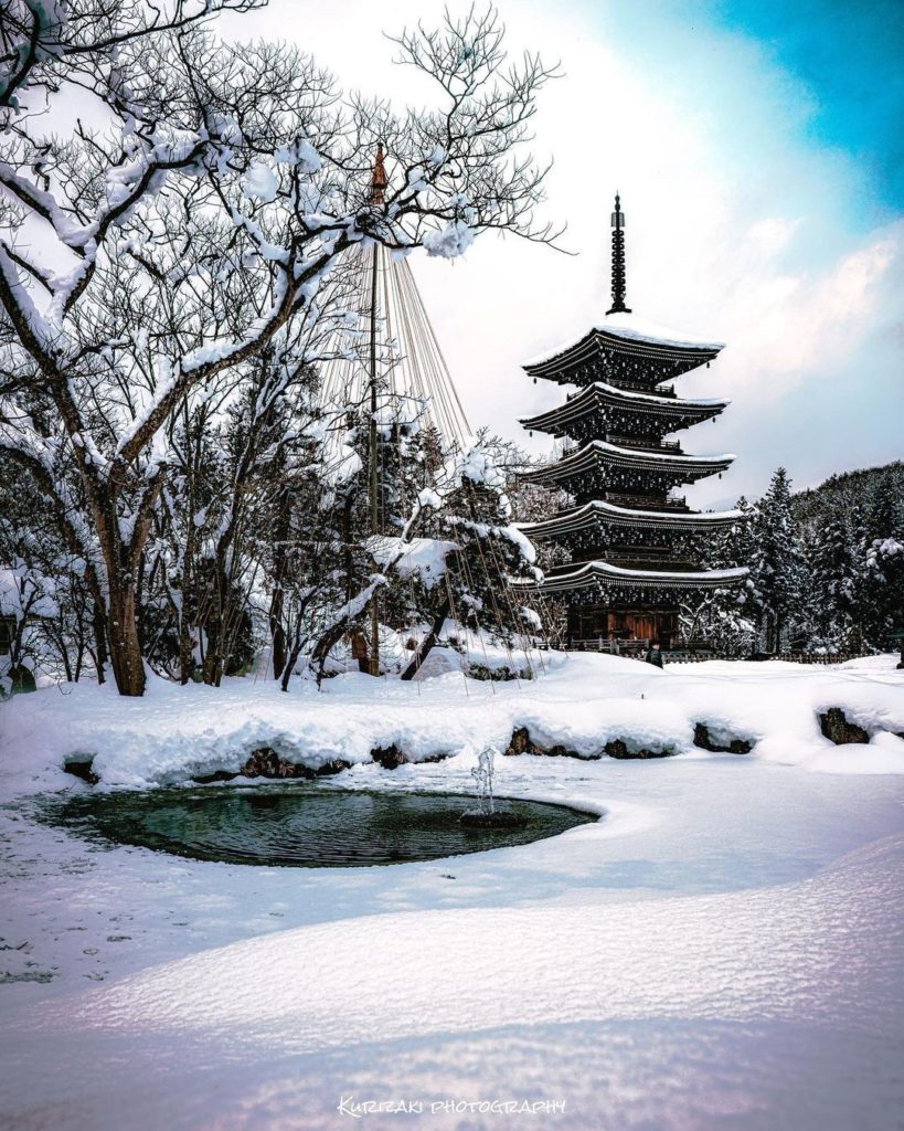 Isn't this snow-filled temple scene mesmerizing? 
The Jogi Nyorai Saihoji Temple...