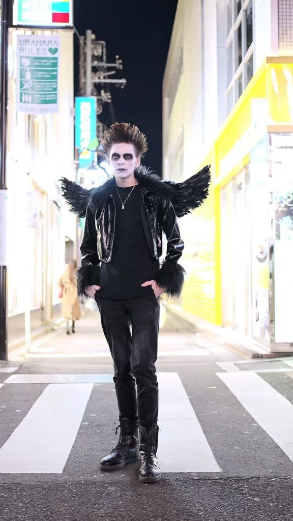 Bito (@tokyokarasu), a 198cm tall model who speaks Japanese & Russian, on the st...