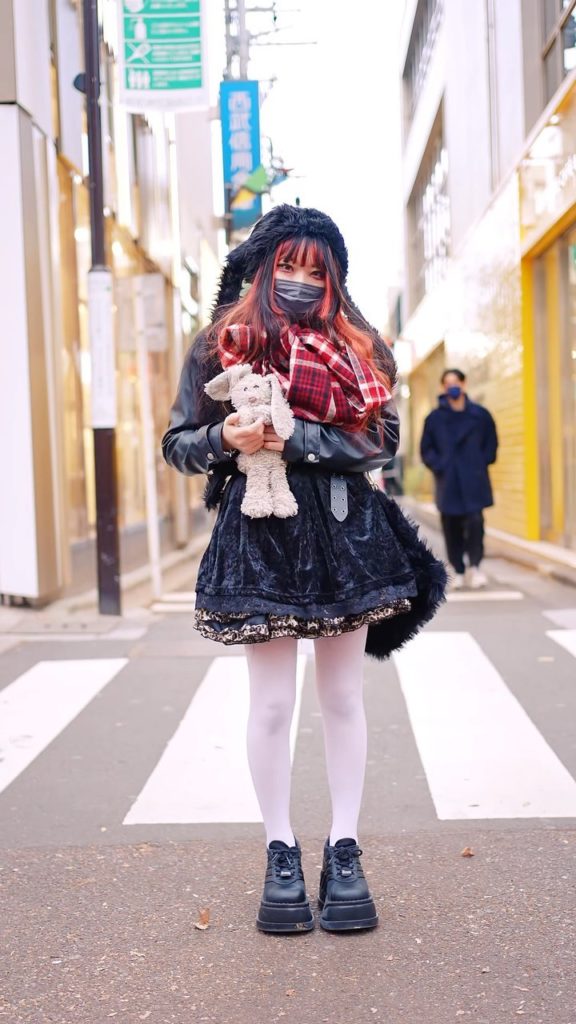 18-year-old Japanese student Akane (@10kai_) on the street in Harajuku.
.
Akane ...