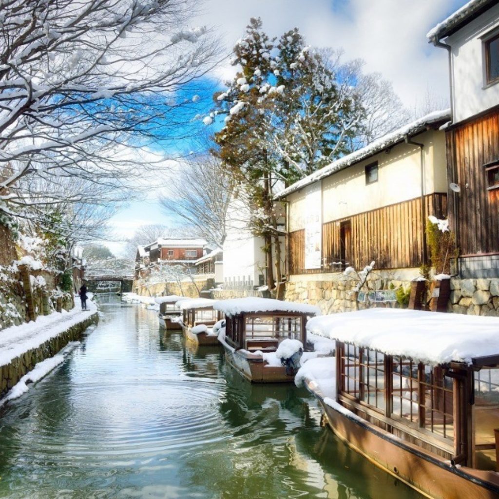 It's all smooth sailing on the Hachiman-bori Canal in Shiga Prefecture.  The alm...